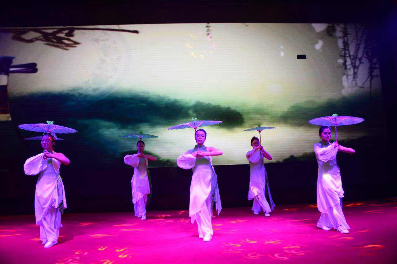 舞蹈《青花瓷》.jpg