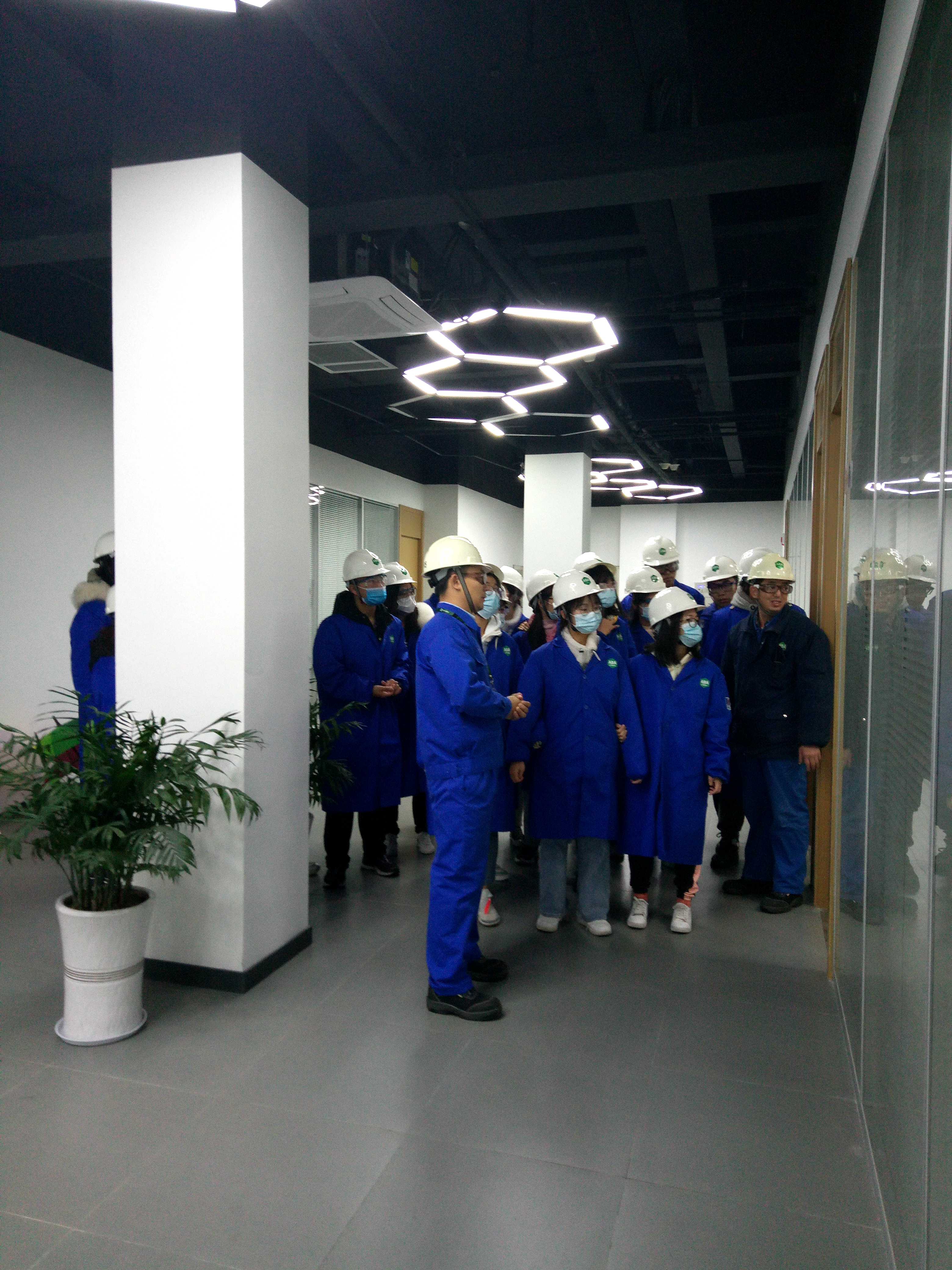 第1组 参观dcs室.jpg